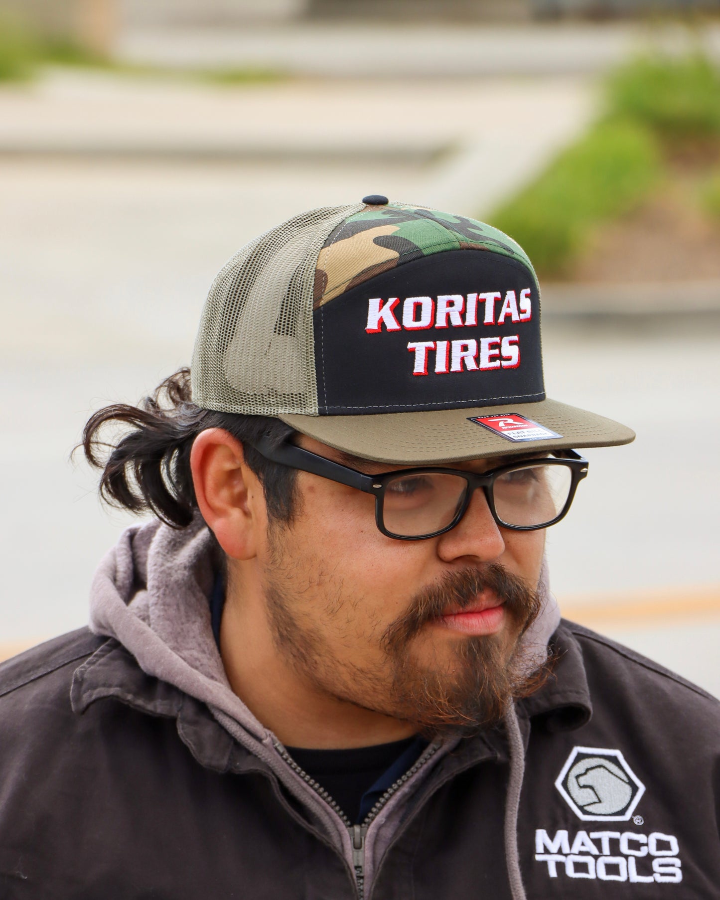 Model wearing the koritas tires 7 panel trucker hat.