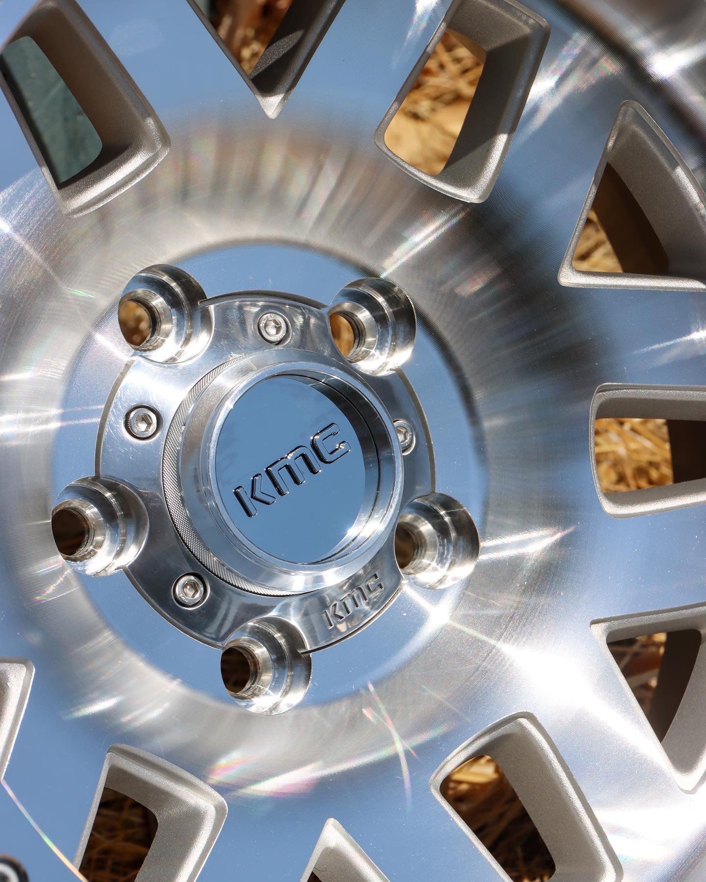 Close-up of the center cap of the kmc machete crawl bead lock wheel in a machined finish.
