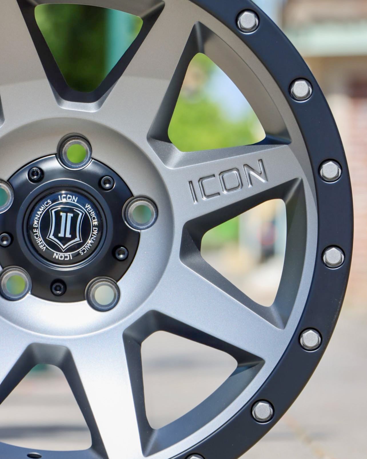 Close-up of the Icon Rebound Wheel in a silver/titanium finish,